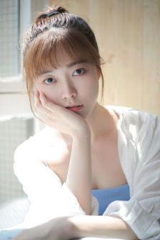 双乳涨鼓奶水喂奶